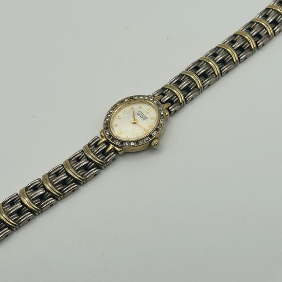 Vintage Citizen Two Tone Stainless Steel Crystal Bezel Watch Working New Battery - Picture 4 of 7